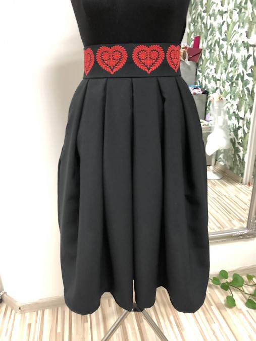 Vyšívaná skladaná sukňa čierna