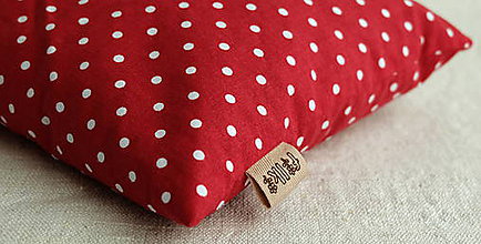 Úžitkový textil - FILKI šupkový vankúš 30 cm (Červený bodkovaný) - 11355578_