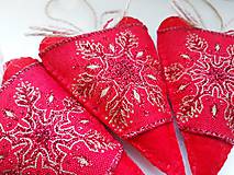 Dekorácie - Červené vianočné srdiečka so snehovou vločkou - 11364601_