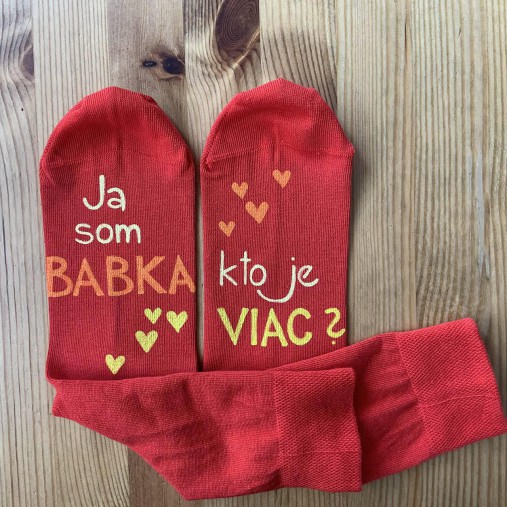 Maľované ponožky s nápisom: “Ja som babka/ kto je viac?” (červené)