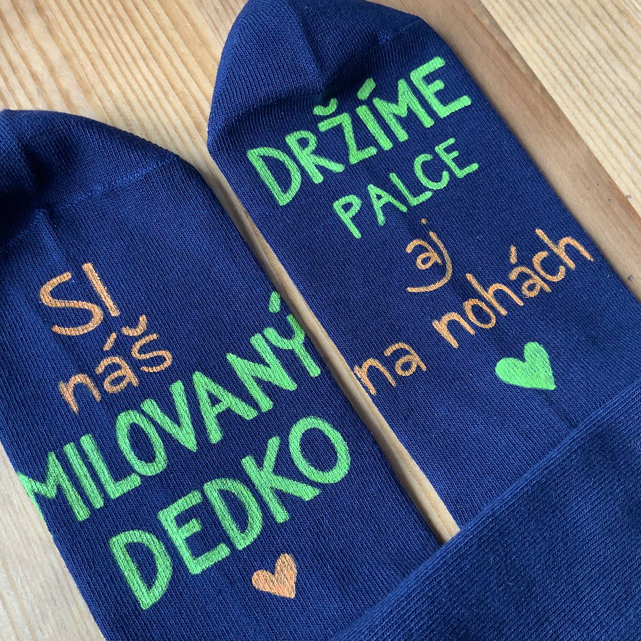 Maľované modré ponožky s nápisom: "Si náš milovaný dedko/ Držíme palce aj na nohách"