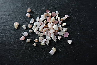 Minerály - Opál ružový zlomky - 11389234_