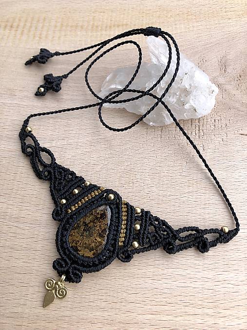 Čierny tribal makramé náhrdelník s bronzitom