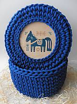 Úložné priestory & Organizácia - Handmade háčkovaný košík z kvalitných šnúr s vrchnákom s maľovaným motívom (ľudový/folk motív) (Handmade háčkovaný košík z kvalitných šnúr s vrchnákom s maľovaným motívom (ľudový motív), modrý vrchnák-koník, modrý košík) - 11391692_