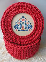 Handmade háčkovaný košík z kvalitných šnúr s vrchnákom s maľovaným motívom (ľudový/folk motív) (Handmade háčkovaný košík z kvalitných šnúr s vrchnákom s maľovaným motívom (ľudový motív), modro-červený  vrchnák, červený košík)