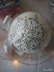 Dekorácie - BIELO STRIEBORNÉ vianočné gule s 3D fotkou (vzor na bokoch a na zadnej strane + zdobenie štrasovými kamienkami) - 11393025_