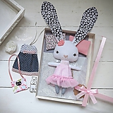 Hračky - Ružový zajko na spanie sada - denné šatky, pyžamko, postieľka - 11397035_