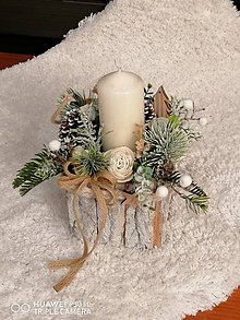 Dekorácie - Vianočný prírodný svietnik v dreve so sviečkou - 11394593_