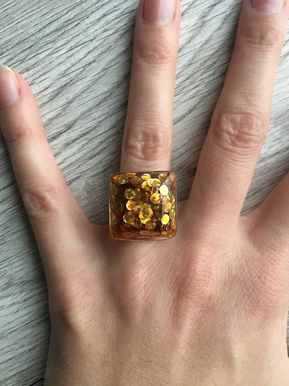 Živicový prsteň zlatá kocka