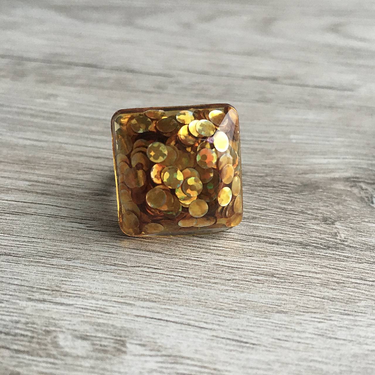 Živicový prsteň zlatá kocka