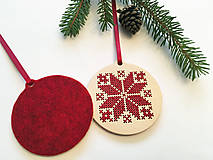 Dekorácie - .na dreve vyšívaná vianočná ozdoba v bordovej (.na dreve vyšívaná vianočná ozdoba v bordovej) - 11401764_
