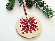 Dekorácie - .na dreve vyšívaná vianočná ozdoba v bordovej (.na dreve vyšívaná vianočná ozdoba v bordovej) - 11401765_