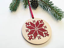 Dekorácie - .na dreve vyšívaná vianočná ozdoba v bordovej (.na dreve vyšívaná vianočná ozdoba v bordovej) - 11401766_