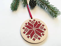 Dekorácie - .na dreve vyšívaná vianočná ozdoba v bordovej (.na dreve vyšívaná vianočná ozdoba v bordovej) - 11401767_