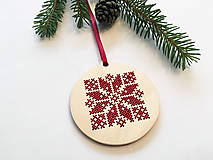 Dekorácie - .na dreve vyšívaná vianočná ozdoba v bordovej (.na dreve vyšívaná vianočná ozdoba v bordovej) - 11401769_