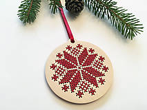 Dekorácie - .na dreve vyšívaná vianočná ozdoba v bordovej (.na dreve vyšívaná vianočná ozdoba v bordovej) - 11401792_