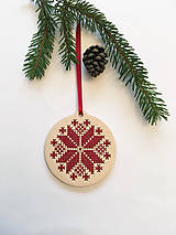 Dekorácie - .na dreve vyšívaná vianočná ozdoba v bordovej (.na dreve vyšívaná vianočná ozdoba v bordovej) - 11401795_