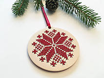 Dekorácie - .na dreve vyšívaná vianočná ozdoba v bordovej (.na dreve vyšívaná vianočná ozdoba v bordovej) - 11401796_