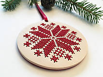 Dekorácie - .na dreve vyšívaná vianočná ozdoba v bordovej (.na dreve vyšívaná vianočná ozdoba v bordovej) - 11401813_