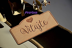 Tabuľky - drevená menovka so srdiečkom - 11398566_