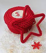 Handmade háčkovaná závesná dekorácia (nielen vianočná) - hviezda (Hviezda (z 5 mm šnúry) - farba červená so zavesenou červenou drevenou ozdobou)