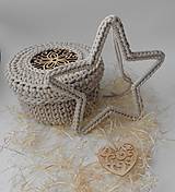 Handmade háčkovaná závesná dekorácia (nielen vianočná) - hviezda (Hviezda (z 5 mm šnúry) - farba kapučíno so zavesenou prírodnou drevenou ozdobou)