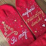 Ponožky, pančuchy, obuv - Maľované vianočné ponožky s nápisom: "Si môj ... vianočný darček... (Set dámske červené + pánske tmavomodré ponožky) - 11399300_