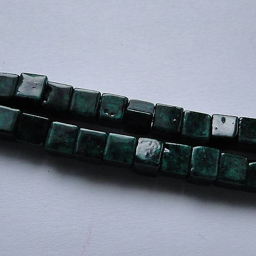 Minerály-kocky-1ks (4mm-mramor smaragdový)