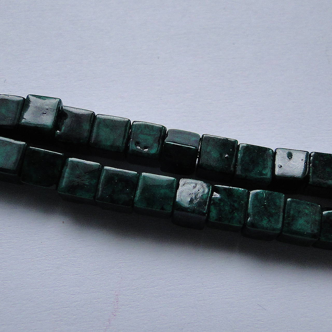Minerály-kocky-1ks (4mm-mramor smaragdový)