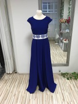 Modré dlhé šaty s vysivanym opaskom 
