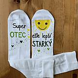 Ponožky, pančuchy, obuv - Maľované pánske ponožky s nápisom : "Super OCKO (starký)/ ešte lepší DEDKO (prastarký)" (biele 4) - 11415449_