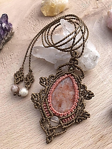 Náhrdelníky - Hnedý makramé náhrdelník so slnečným kameňom a krištáľom - 11417349_