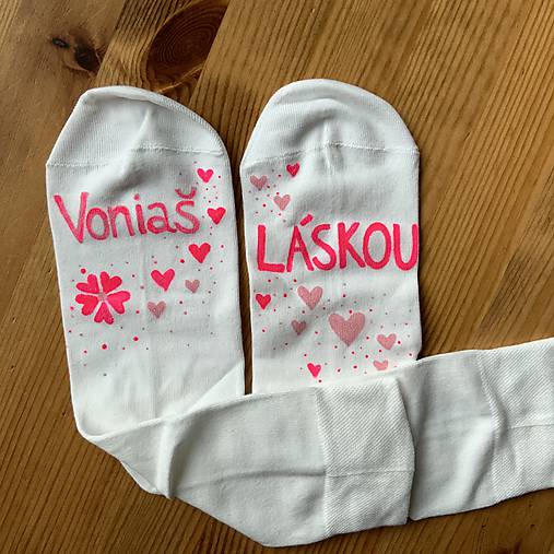 Maľované ponožky s nápisom: "Voniaš / láskou" (biele)