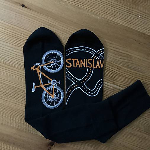 Maľované čierne ponožky s bicyklom a menom (Biela + oranžová)