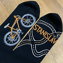 Ponožky, pančuchy, obuv - Maľované čierne ponožky s bicyklom a menom (Biela + oranžová) - 11417968_