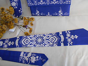 Pánske doplnky - FLORAL FOLK - kravata " Slovenská ornamentika" (parížska modrá + biely vzor) - 11418460_