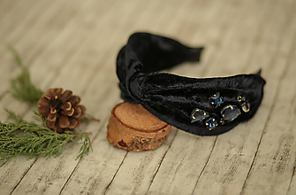 Ozdoby do vlasov - Luxusná vystužená  zamatová čelenka (Tmavo modrá s ručne našívanými kriśtáľmi) - 11421022_