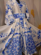 Šaty - FLORAL FOLK " Slovenská ornamentika" midi spoločenské šaty modrý akvarel (Biela + bledomodrý akvarel) - 11422439_