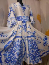 Šaty - FLORAL FOLK " Slovenská ornamentika" midi spoločenské šaty modrý akvarel (Biela + bledomodrý akvarel) - 11422440_