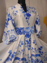 Šaty - FLORAL FOLK " Slovenská ornamentika" midi spoločenské šaty modrý akvarel (Biela + bledomodrý akvarel) - 11422441_