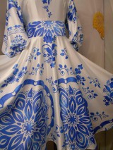 Šaty - FLORAL FOLK " Slovenská ornamentika" midi spoločenské šaty modrý akvarel (Biela + bledomodrý akvarel) - 11422444_