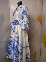 Šaty - FLORAL FOLK " Slovenská ornamentika" midi spoločenské šaty modrý akvarel (Biela + bledomodrý akvarel) - 11422448_