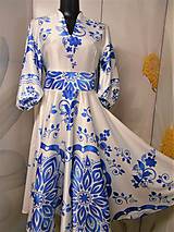 Šaty - FLORAL FOLK " Slovenská ornamentika" midi spoločenské šaty modrý akvarel (Biela + bledomodrý akvarel) - 11422454_