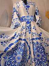 Šaty - FLORAL FOLK " Slovenská ornamentika" midi spoločenské šaty modrý akvarel (Biela + bledomodrý akvarel) - 11422456_