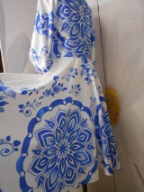 Šaty - FLORAL FOLK " Slovenská ornamentika" midi spoločenské šaty modrý akvarel (Biela + bledomodrý akvarel) - 11422466_