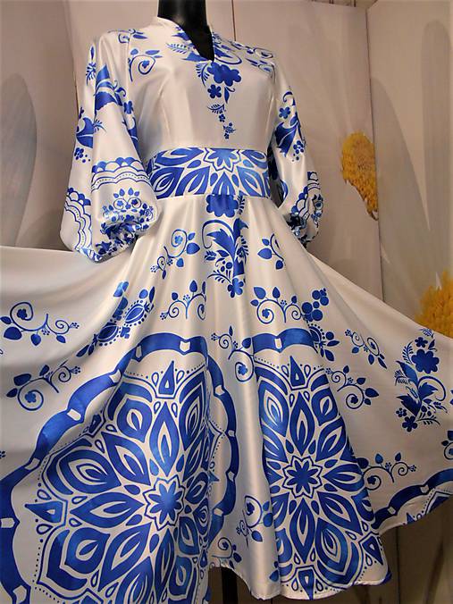 FLORAL FOLK " Slovenská ornamentika" midi spoločenské šaty modrý akvarel (Biela + bledomodrý akvarel)