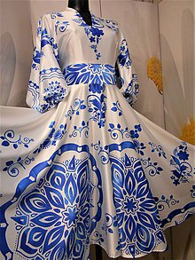 Šaty - FLORAL FOLK " Slovenská ornamentika" midi spoločenské šaty modrý akvarel (Biela + bledomodrý akvarel) - 11422453_