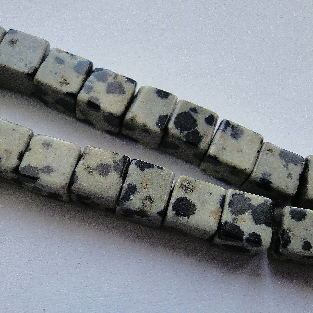 Minerály-kocky-1ks (6mm-jaspis dalmatin)