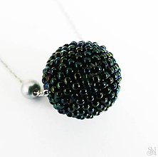 Náhrdelníky - Zelený metalický náhrdelník z obšívanej korálky - 11426035_