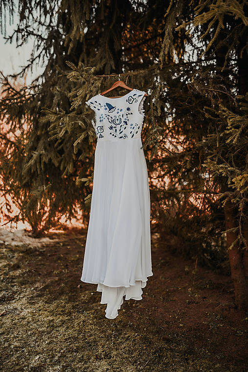 Svadobné šaty s modrou výšivkou